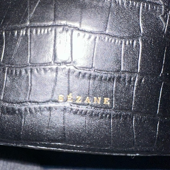 Elegant Black Croc-Embossed Bucket Bag - Picture 7 of 7